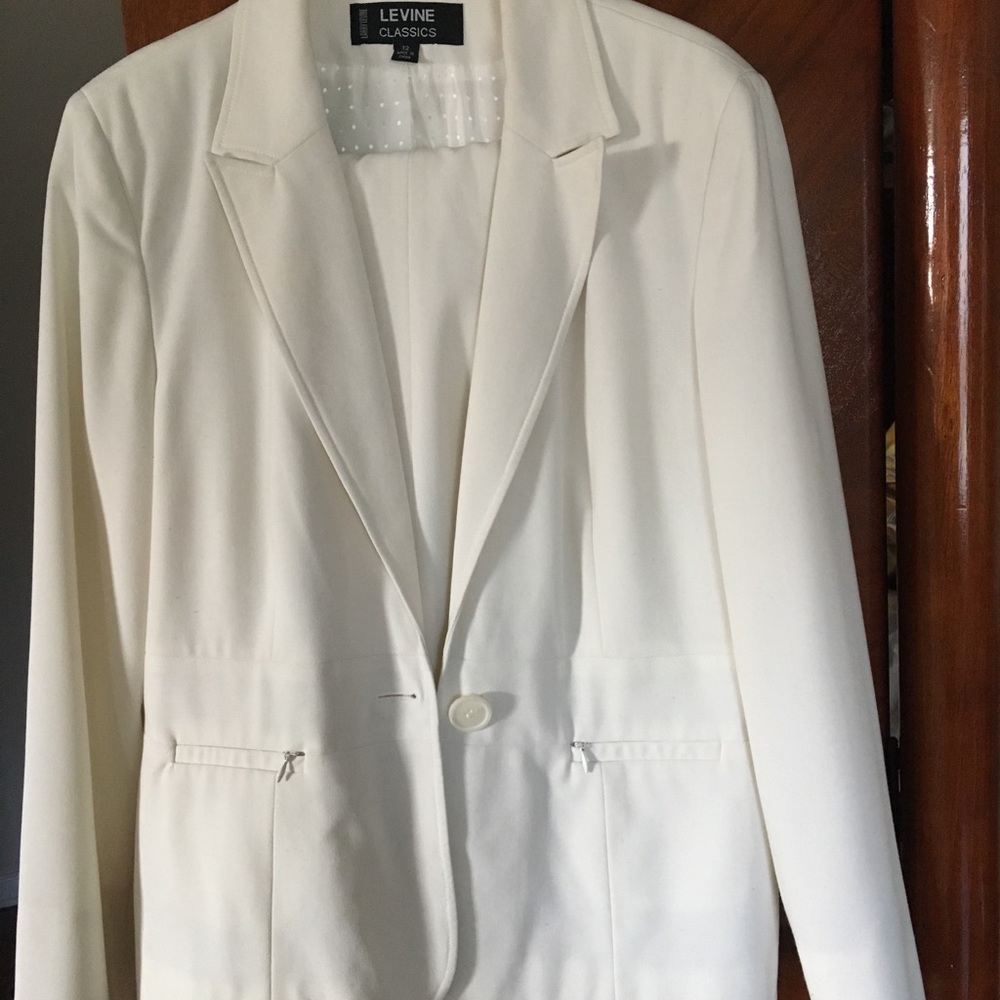 Levin off white  pantsuit